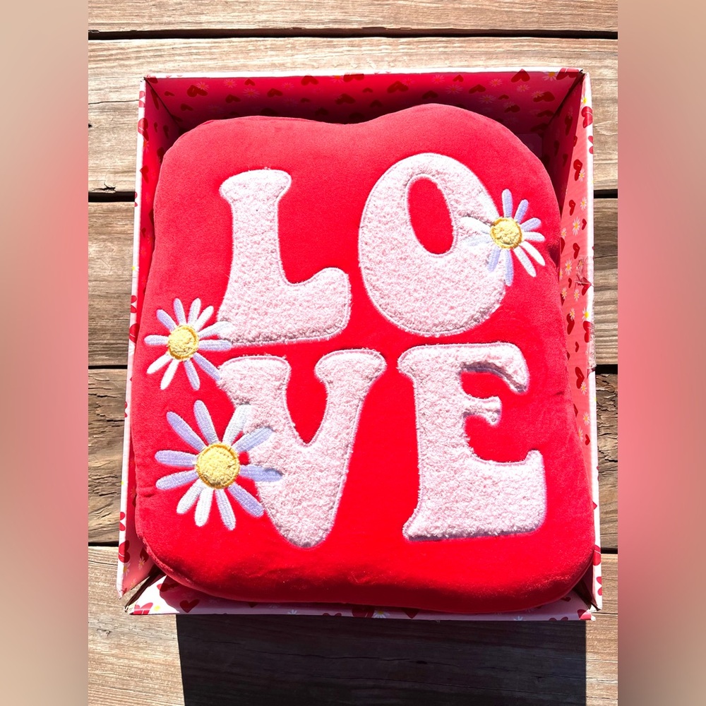 Love & Daisy Plush Cushion with Removable Heat Pack. New.